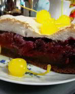 Шоколадный теплый тарт с вишнями и сливами