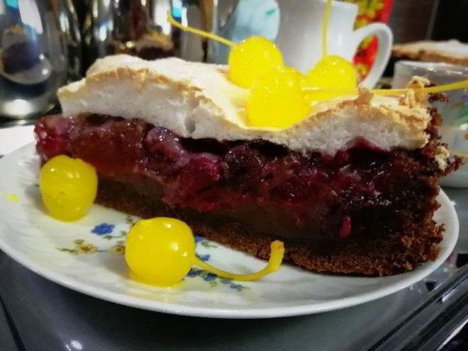 Рецепт шоколадного теплого тарта с вишнями и сливами