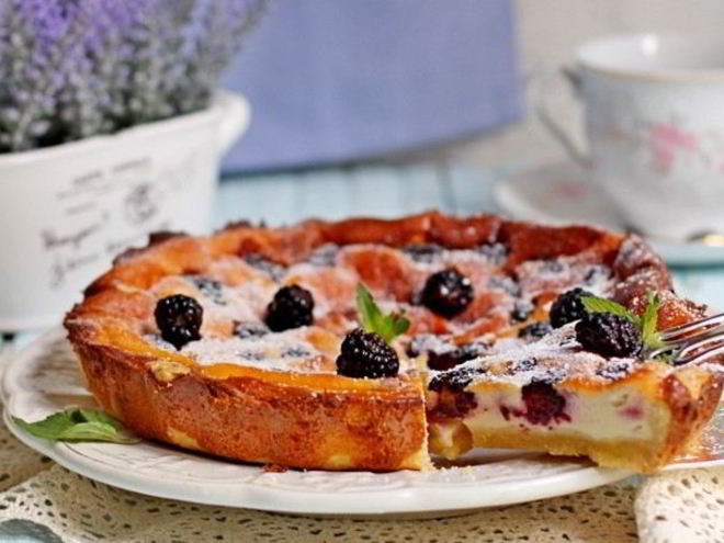 Рецепт тарта с ежевикой и сметанной заливкой