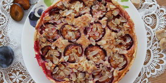 Тарт со сливами, рикоттой и миндалем