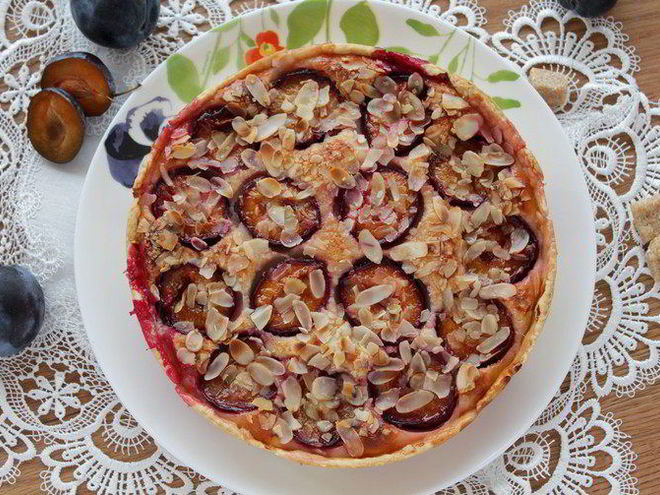 Рецепт тарта со сливами, рикоттой и миндалем