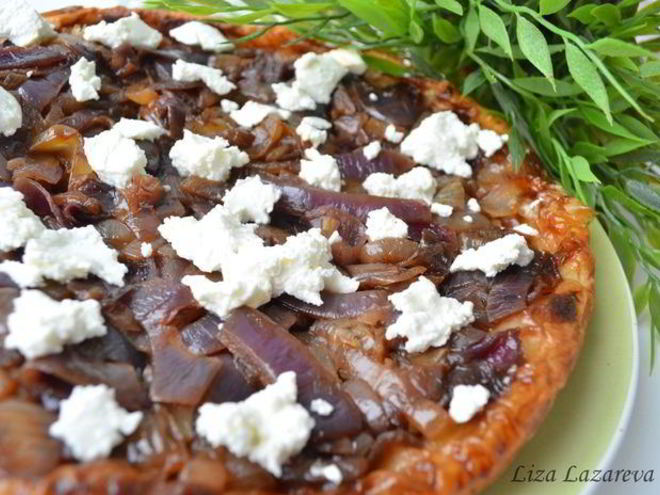 Рецепт тарта-татен с луковым ассорти