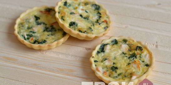 Тарты с копченой курицей и шпинатом