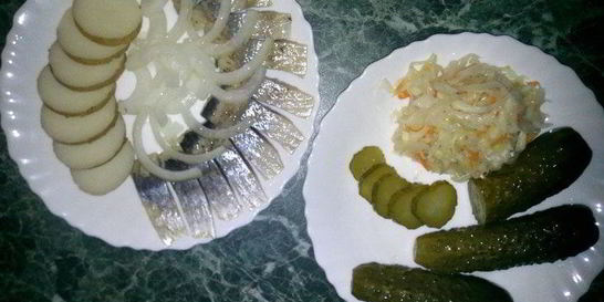 Вкусная закуска — сельдь с отварным картофелем