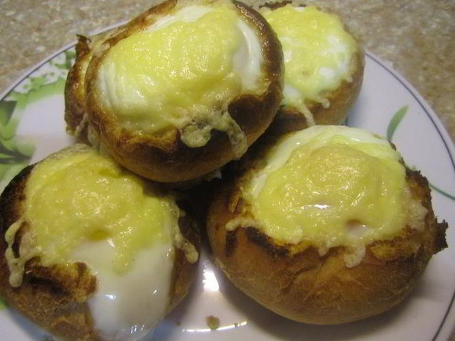 Рецепт яичницы в булочке