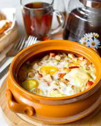 Яйца, запеченные с курицей и овощами