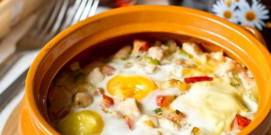 Яйца, запеченные с курицей и овощами