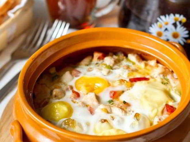 Рецепт яиц, запеченных с курицей и овощами