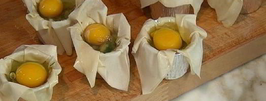 яйца, запеченные в корзиночках фило с грибами. Шаг 10