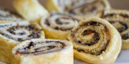 Закуска — бисквитный рулет с грибам