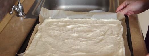 закуска — бисквитный рулет с грибам. Шаг 2