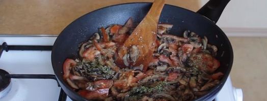 закуска — бисквитный рулет с грибам. Шаг 4