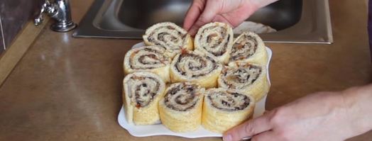 закуска — бисквитный рулет с грибам. Шаг 7