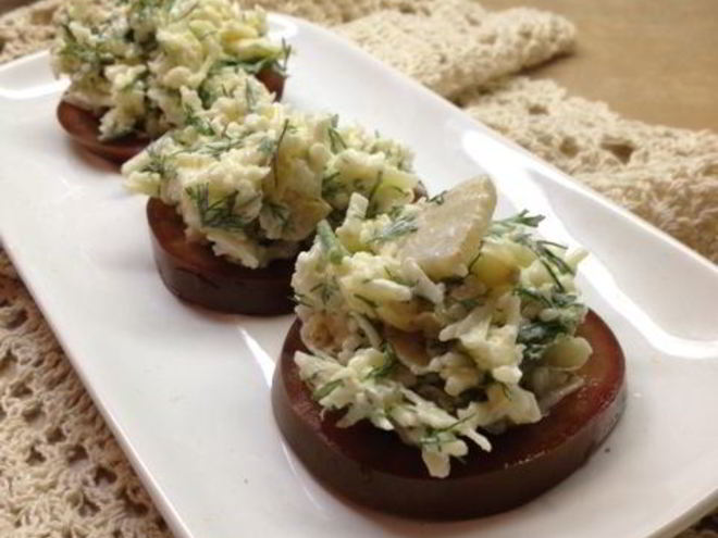 Рецепт закуски из черных помидоров с сыром