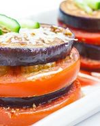 Закуска из запеченного баклажана помидора и Моцареллы