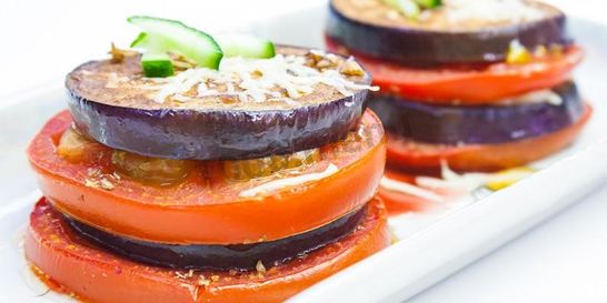 Закуска из запеченного баклажана помидора и Моцареллы