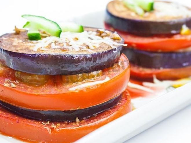 Рецепт закуски из запеченного баклажана помидора и моцареллы