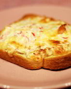 Закуска на тостах с крабовым мясом