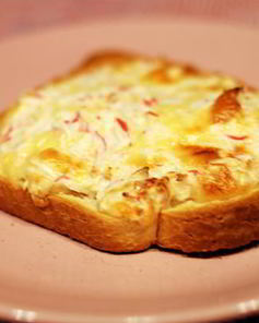 Закуска на тостах с крабовым мясом