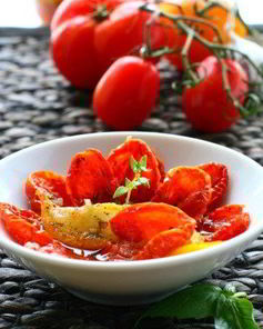 Запеченный сыр бри с вялеными томатами, чесноком и тимьяном