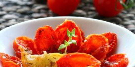 Запеченный сыр бри с вялеными томатами, чесноком и тимьяном