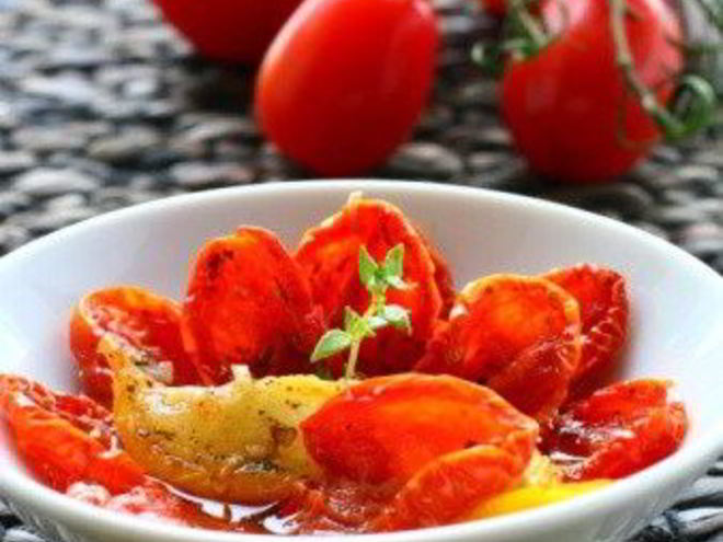 Рецепт запеченного сыра бри с вялеными томатами, чесноком и тимьяном