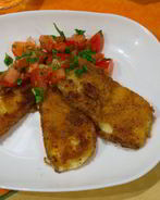 Жареный сулугуни с помидорами